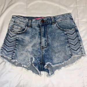 TinselTown Light Denim Shorts w/ Chevron Pattern